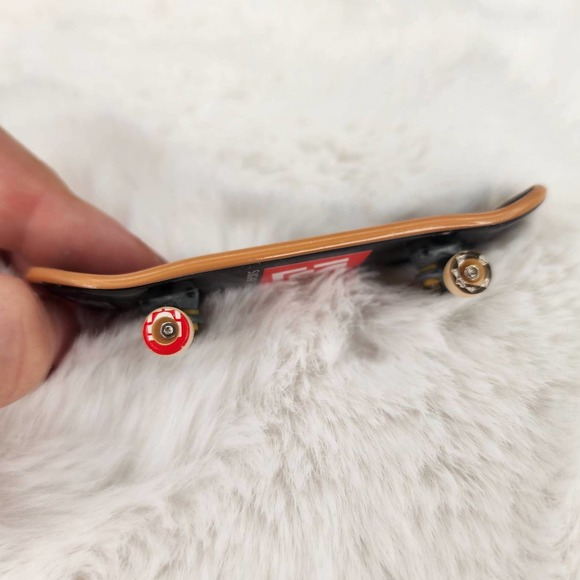 Tech Deck Sugar Skate Co. Mini Finger Skateboard - Picture 3 of 4